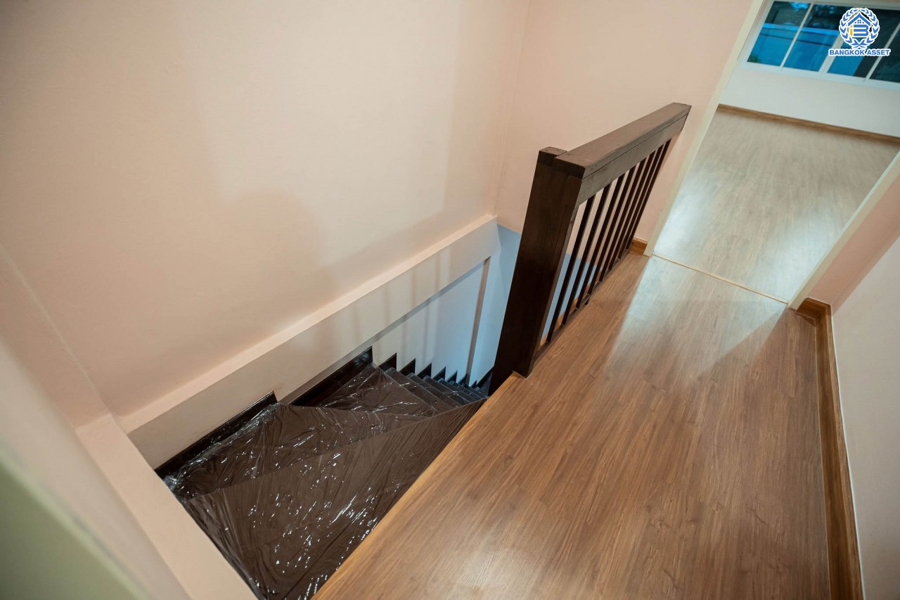 บ้านมือสองตกแต่งใหม่ โครงการ ราณี4 แจ้งวัฒนะ เนื้อที่ 23 ตร.ว. ฟังก์ชัน 2 ห้องนอน 2 ห้องน้ำ จอดรถได้ 1 คัน รองรับทุกกิจกรรม บนทำเลเชื่อมต่อหลายเส้นทาง ใกล้สนามบินดอนเมือง จุดขึ้นทางด่วน "โทลล์เวย์ดอนเมือง" และรถไฟฟ้าสายสีแดง "สถานีหลักสี่"